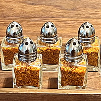 Assortiment de poudres de piments moulus Assortiment de poudres de piments moulus